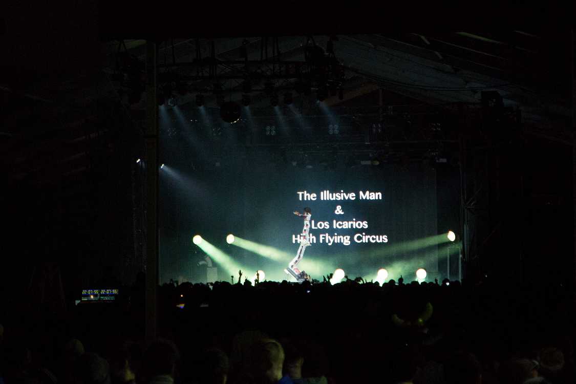 サーカス団によるアクロバットな実演。