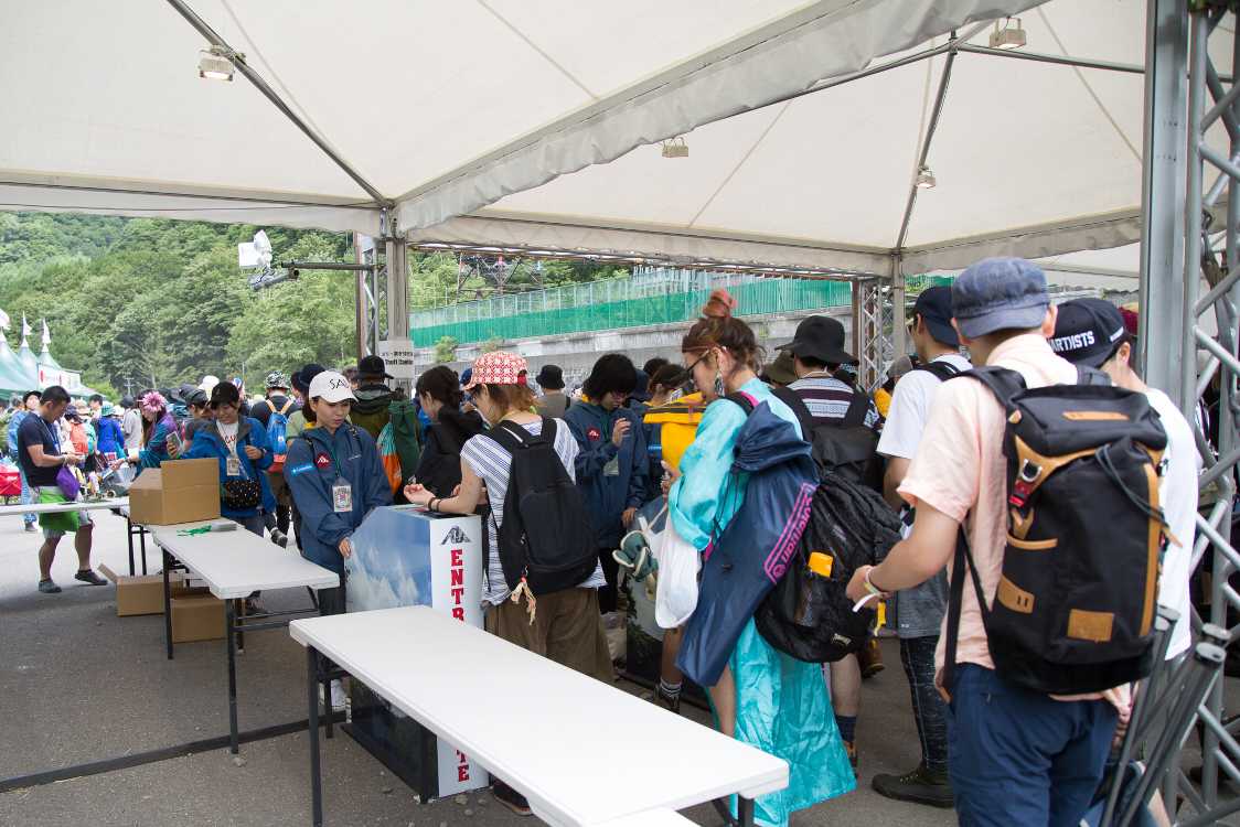 今年のフジロックの変更点その5、リストバンドのICチップを機械で読み取り。