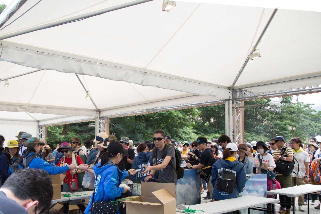 今年のフジロックの変更点その7、Zカードを入場ゲートで配布。