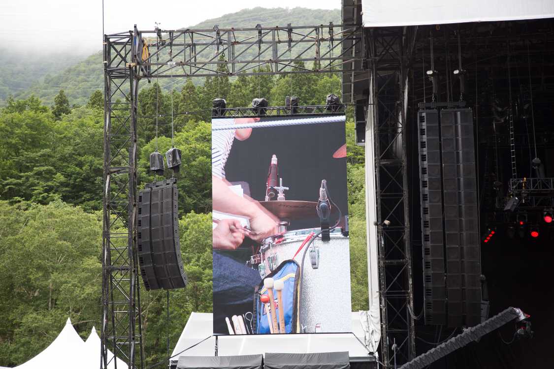 今年のフジロックの変更点その8、グリーンステージの映像モニターが縦に。