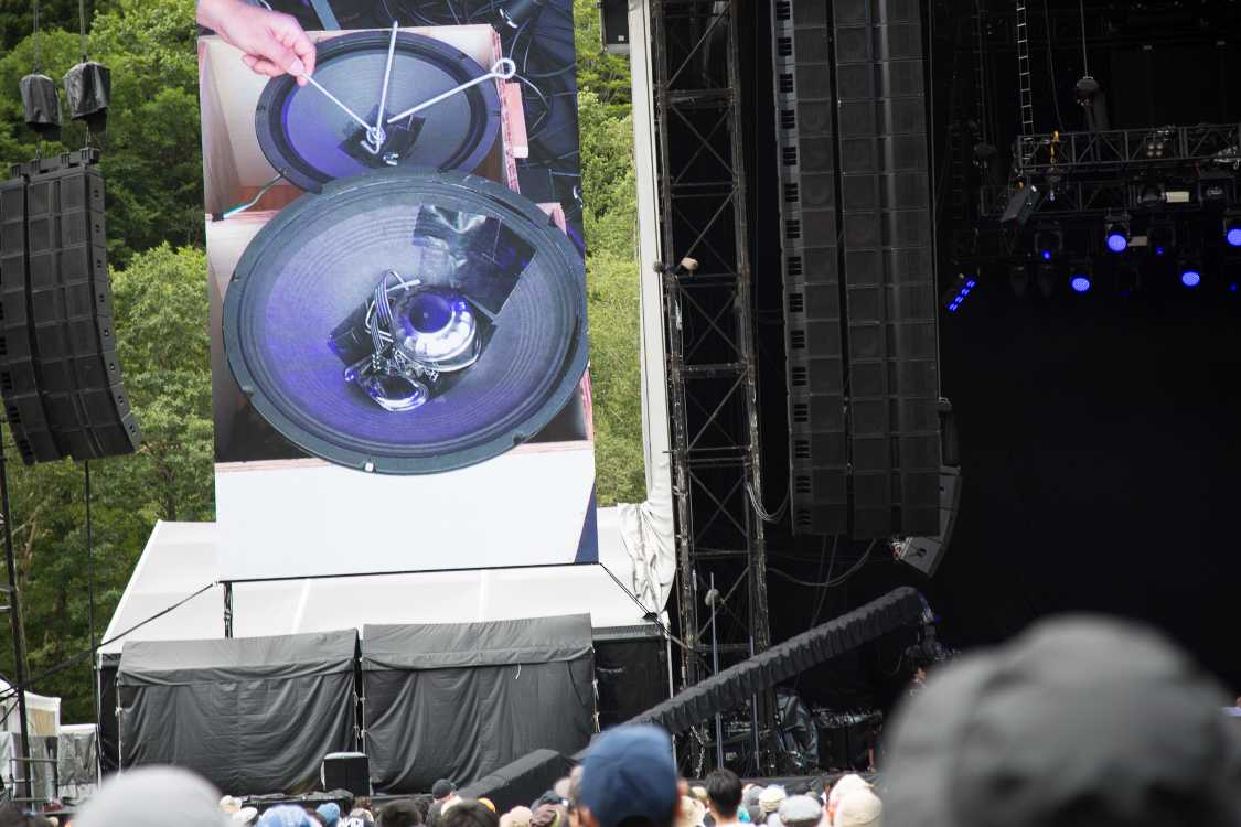 音圧が大きいとスピーカーから金属片が飛んでいきます。映像とライブが一体化した時代の、音の見せ方の一つ。