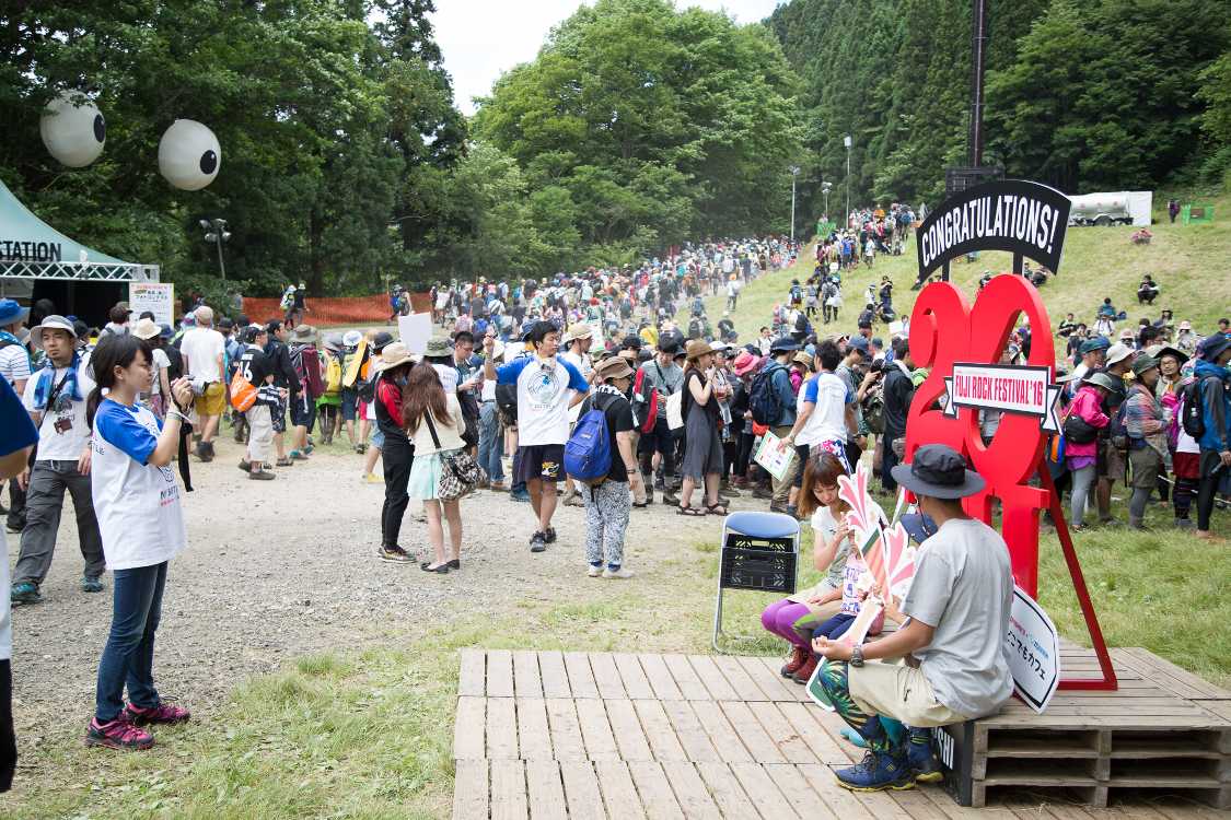 記念撮影用のセットは他の出展者と異なるしっかりしたセット。