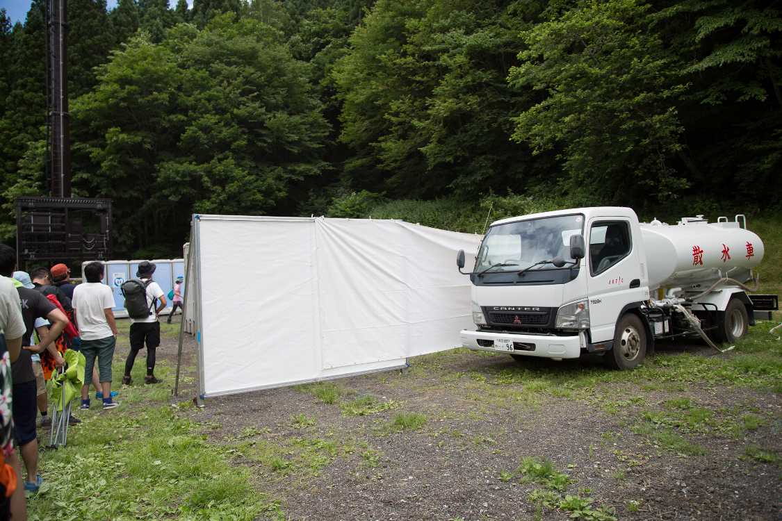 散水車があるのは水を大量消費する水洗トイレのためと思われます。