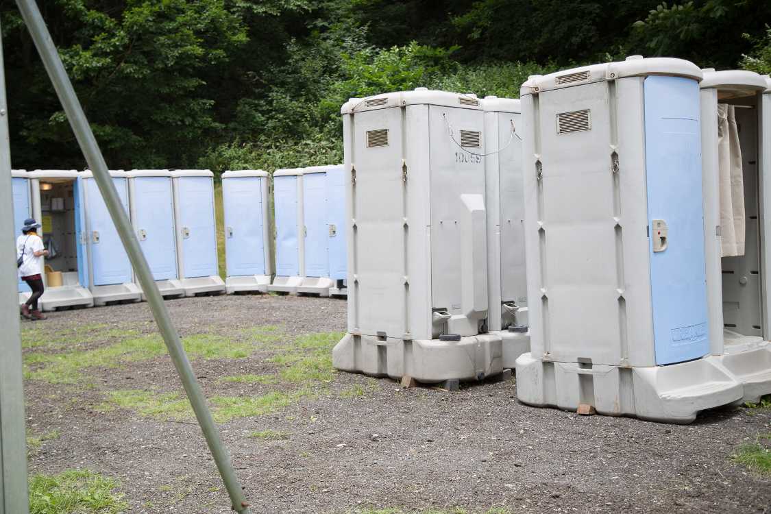 近年はグリーンステージの北側で立ち小便をする男が増え、悪臭が漂っていました。悪臭も大きな問題ですが、いずれ起こるであろう滑落事故の方が問題だったのかもしれません。