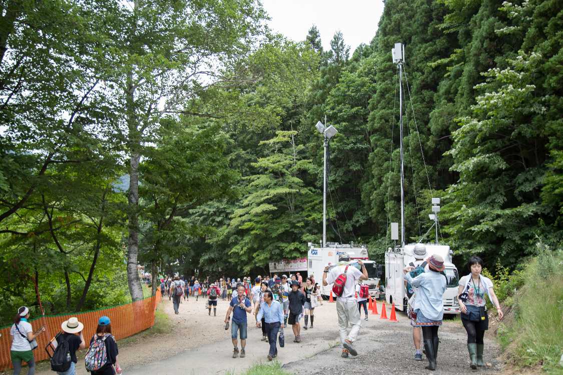 かつてリストバンドチェックがあった場所。KDDIとソフトバンクの移動アンテナがあります。