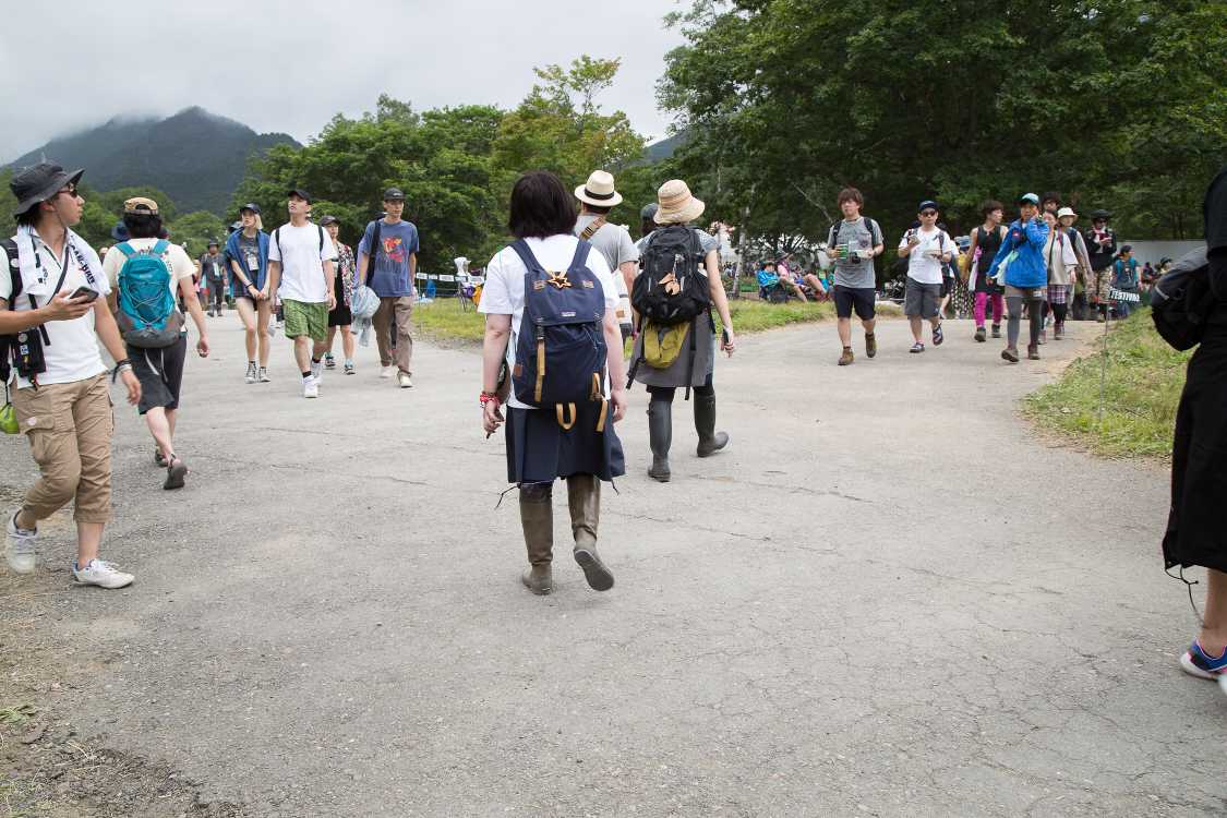 オアシスエリア近くにある導線。左側が入場ゲート方面、右側がオアシスエリア方面ですが、オアシスエリア方面は今年から舗装されたのかどうか、確認のしようがありませんでした。以前は舗装されていなかったと思います。