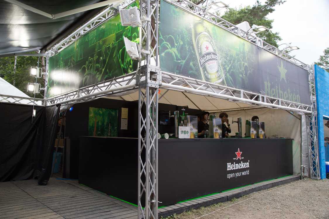 オアシスエリアで最もグリーンステージに近いハイネケン。