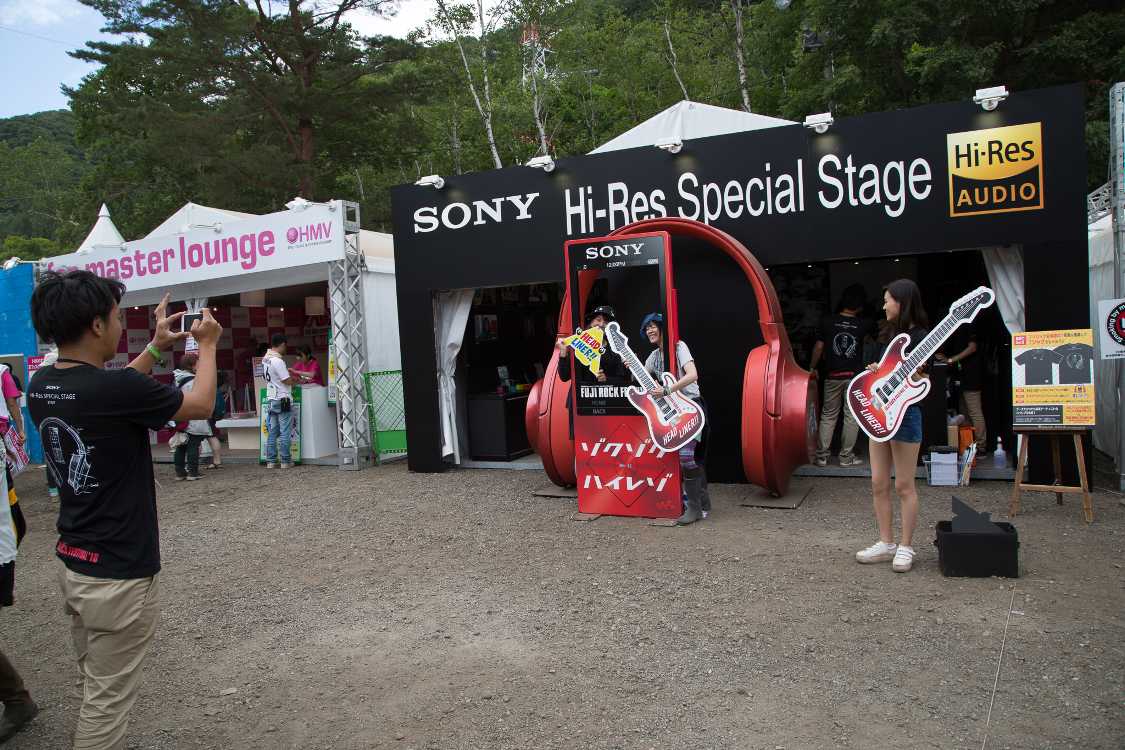 ソニーのプレゼントはフェイスブック、ツイッター、インスタグラムでした。