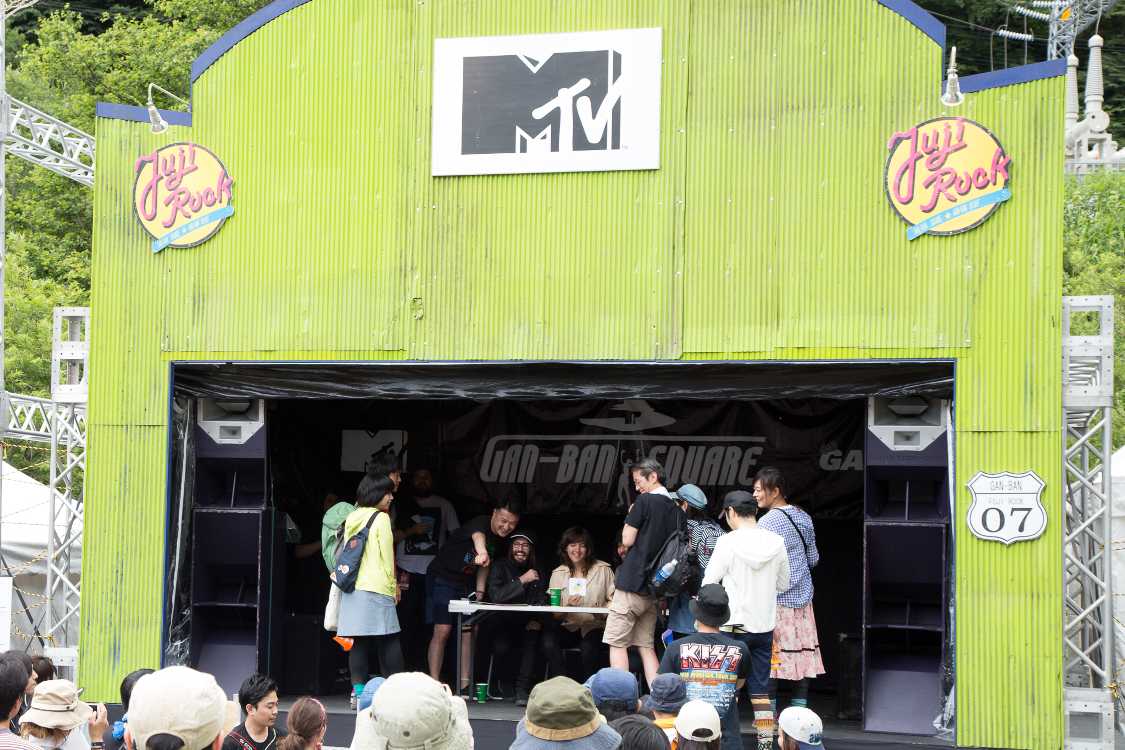 撮影にも応じていました。