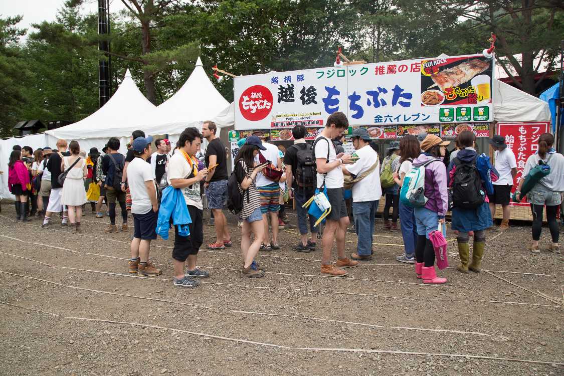 元祖越後もち豚。行列のため地面にひもで線を引いています。