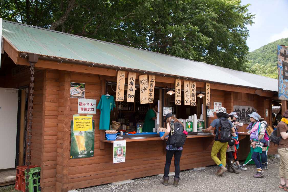 昨年から新しくなった苗場食堂の店舗。以前はテントでした。