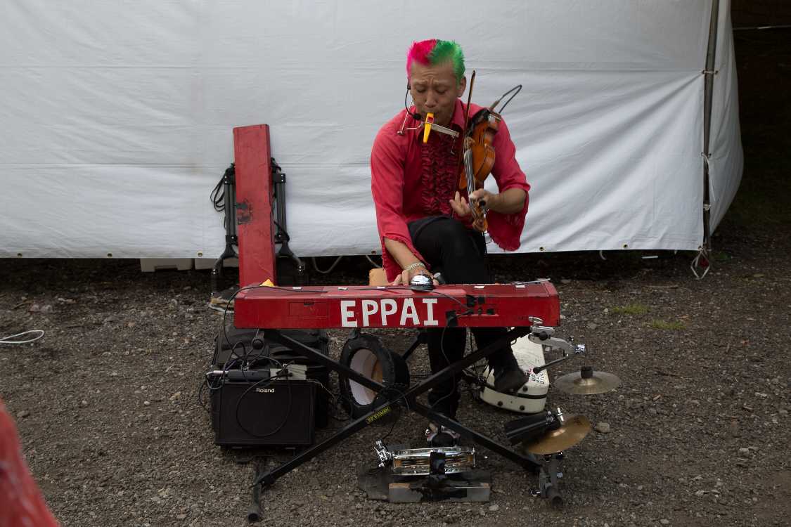 一般的なワンマンバンドはアコースティックギターを持ち、足でドラムを演奏しますが、バイオリンとキーボードはなかなか見ません。シンバルは文字通りローソックです。