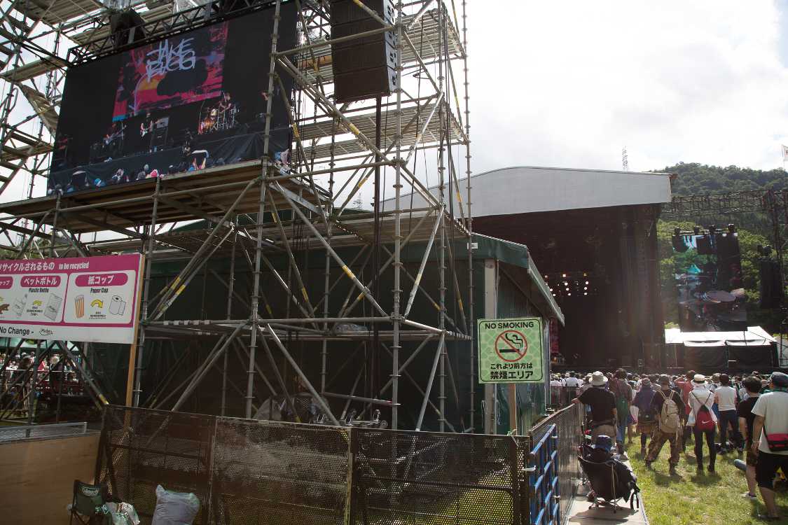 後方のモニターは横長のままでした。映っている映像もステージ両脇とは異なります。