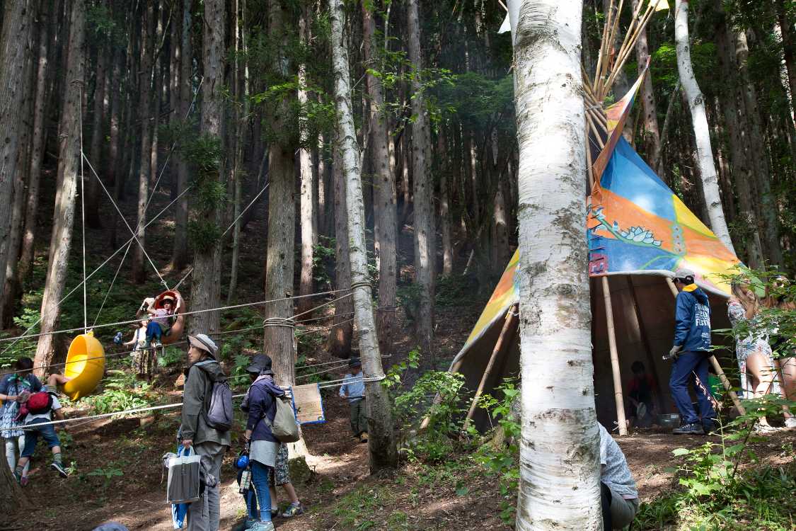 テントは雨宿り用か。