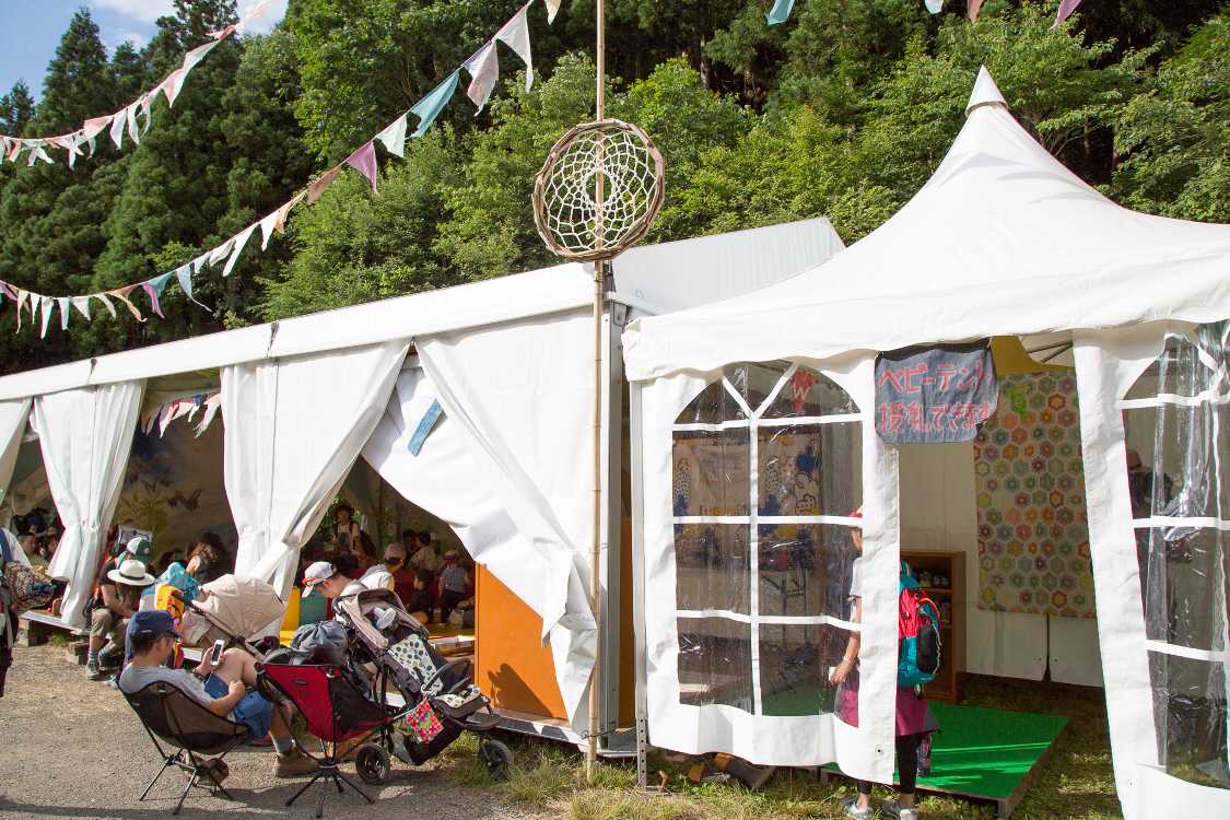 ベビーテントの入り口。ベビーテントは授乳もできますが、通風でテントを開放していることも多い。