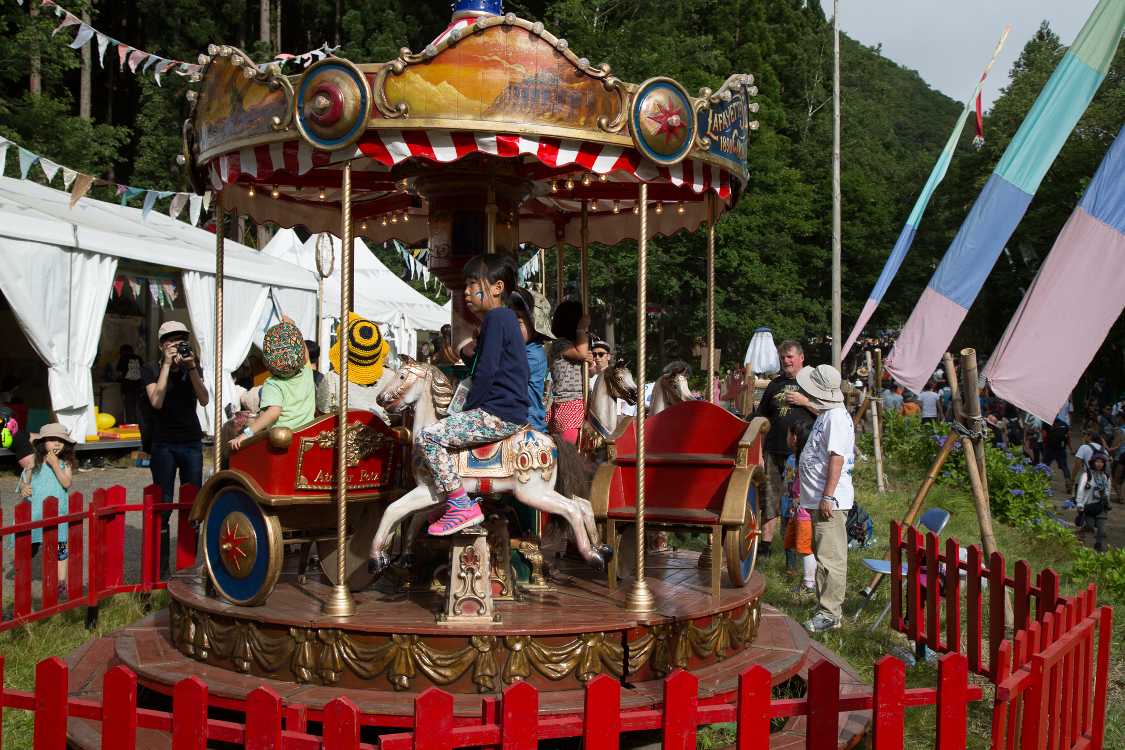 回転木馬。メリーゴーランド、またはメリー・ゴー・ラウンドの方が一般的な呼び方ですね。