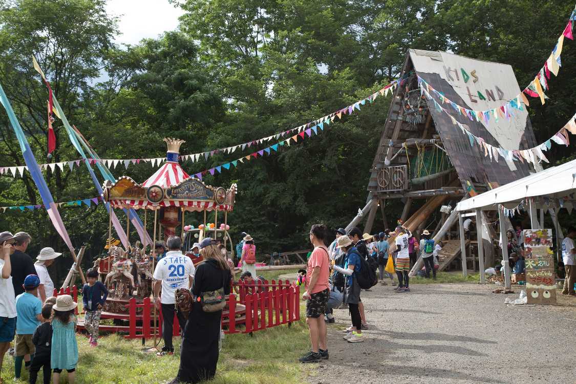 キッズランドの遊具。木造の建造物は常設。