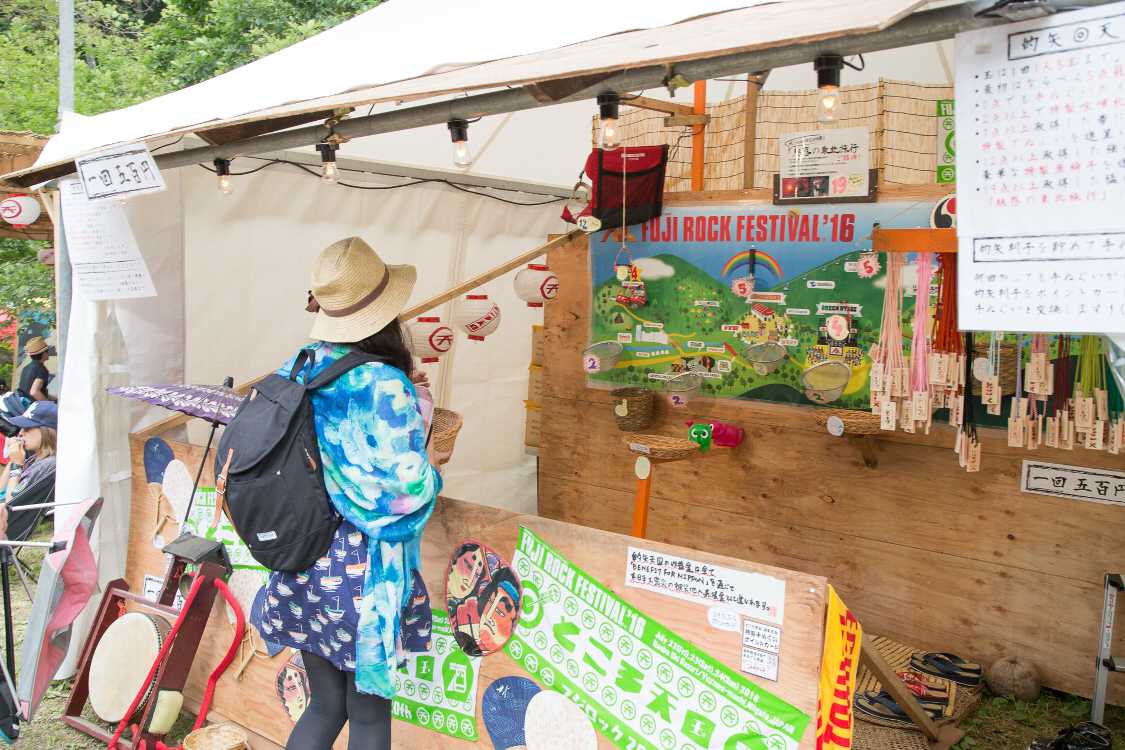 矢ではなく玉を5回投げ、点数によって景品が変わります。0点でも景品があります。1回500円。