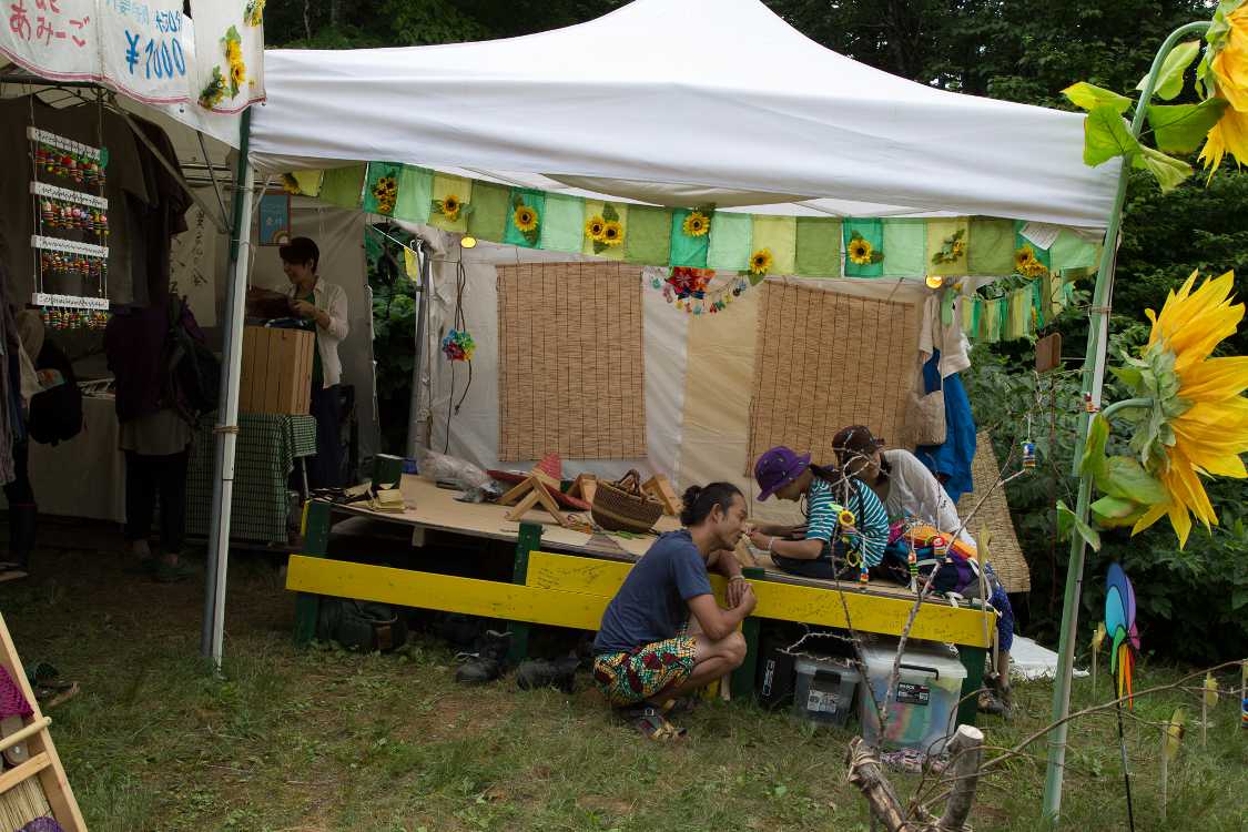 アクセサリーを作るところ。傾いていますが実際にこのくらいの傾斜がかかっています。