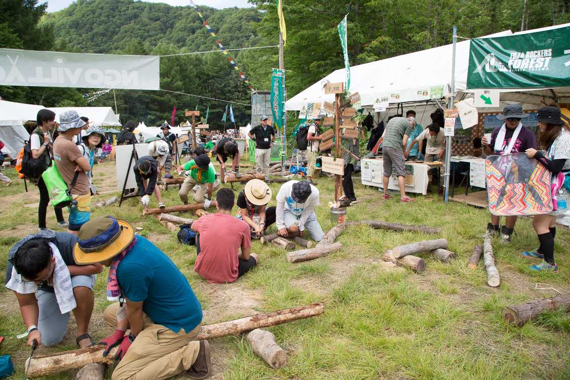 コースターは参加者がのこぎりで切るところから始まります。