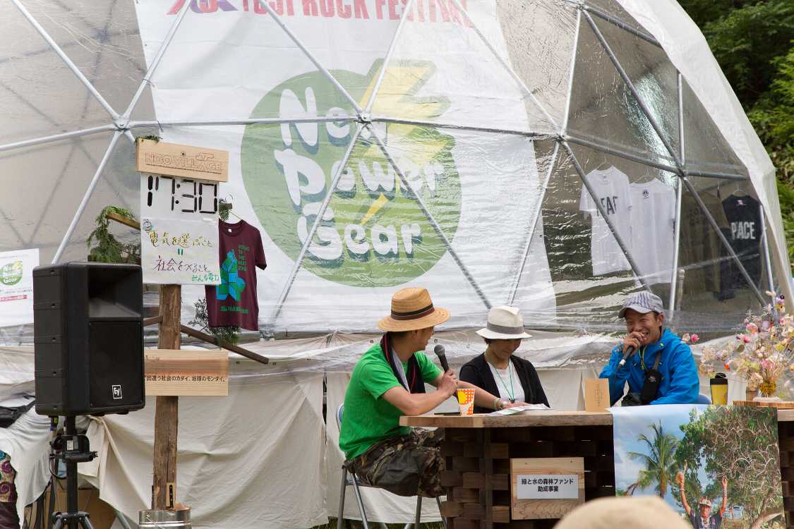 NGOドーム前で定期的に公開トークをしています。