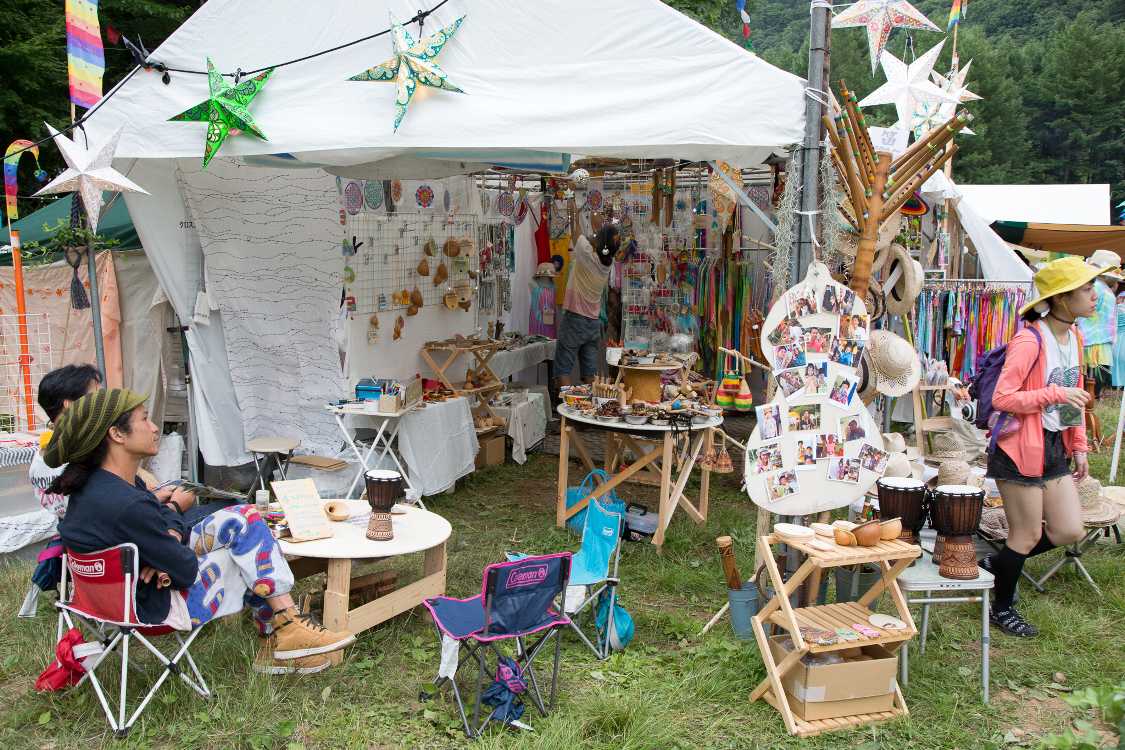 楽器中心の物販店。