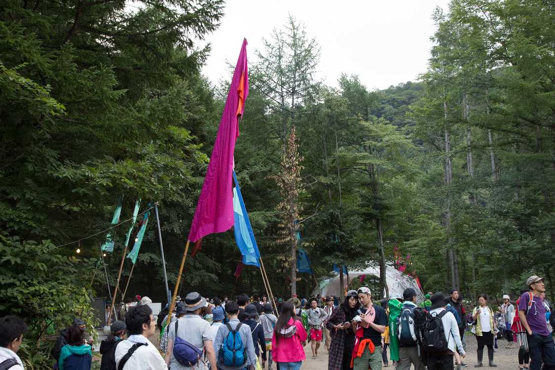 朝霧食堂の前。