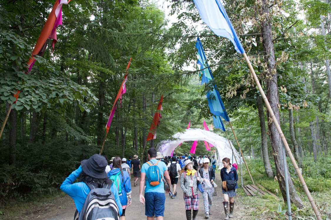 通路の南側が整備されたので午後は若干明るくなります。