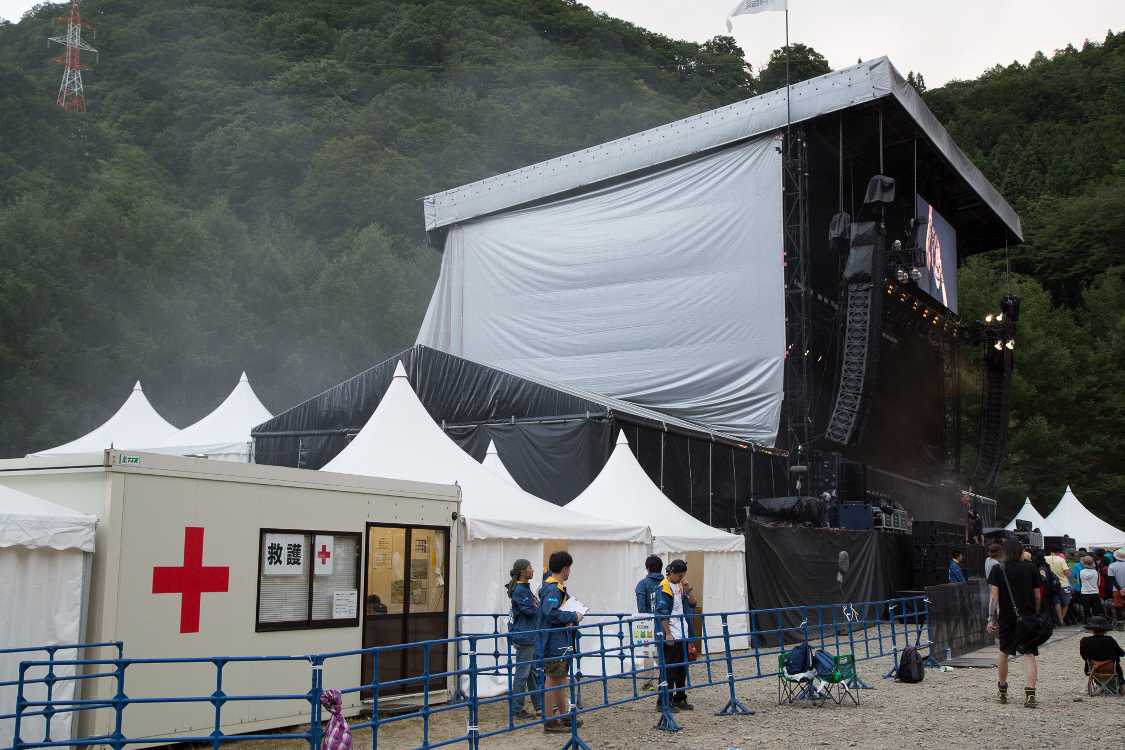 ステージ横の救護施設。公演中でも観客が少なければかなり前の方に行けます。