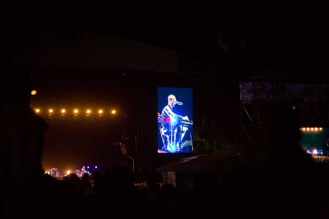 ステージの背景は何もなく、照明も大きく抑制されています。ジェイムス・ブレイクのサウンドにふさわしい演出でしょう。映像とサウンドのリンクが一般的な現代においては、この状況で世界のトップレベルに立っているのは驚きです。