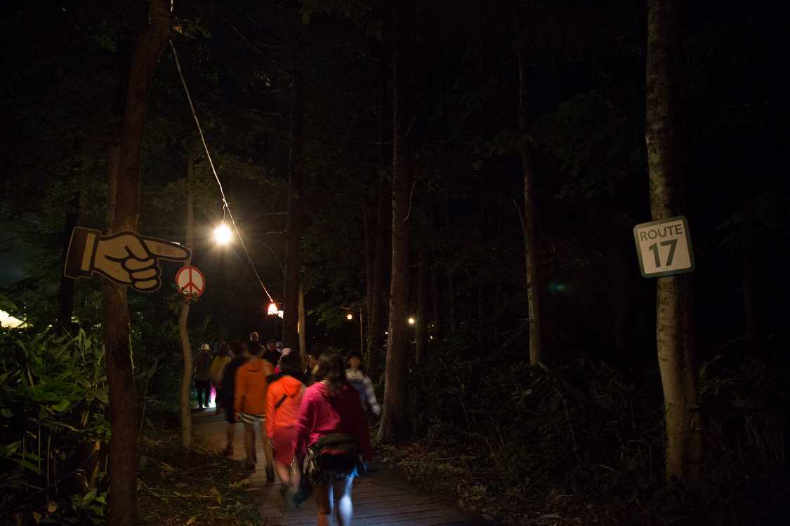 ボードウォークを通ってカフェ・ド・パリのオールナイト・フジへ。