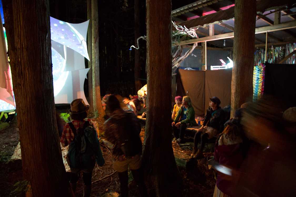 木道亭で眺める人。