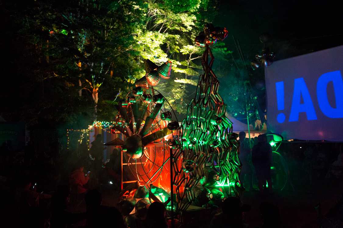 緑と赤の光が当てられたオブジェ。