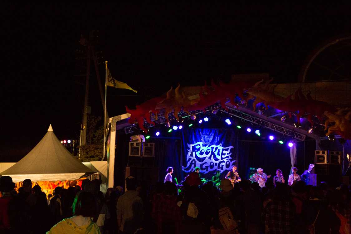 ルーキー・ア・ゴーゴーのステージ。