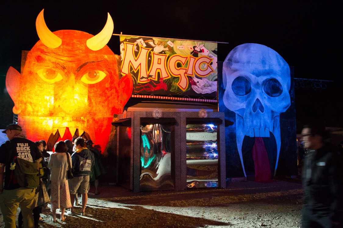 今年はフジウジがなく、別のセットを設営。昨年のパレス・オブ・ワンダー出入り口に使われた鬼と骨の絵を再利用しています。