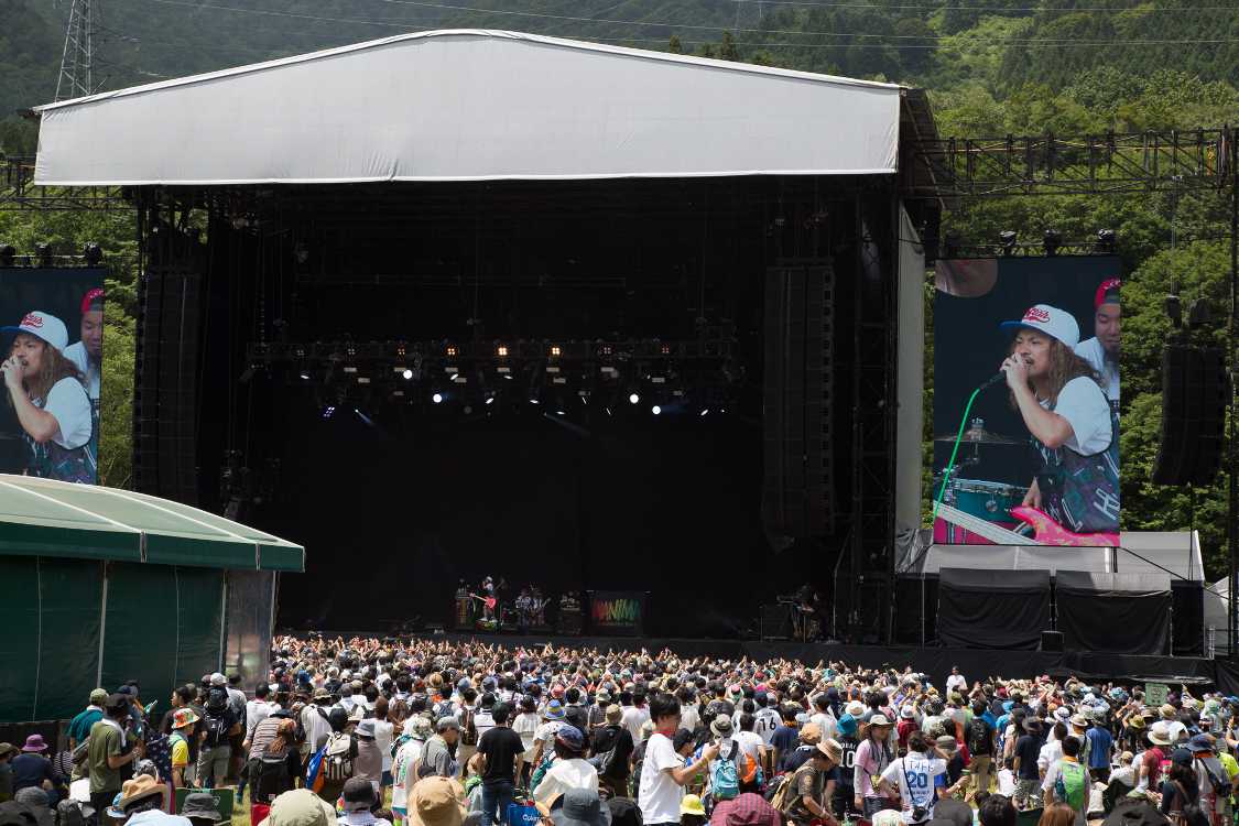 WANIMAは熊本出身ですが、熊本地震に関するコメントは特にありませんでした。しかし、今年WANIMAをグリーンステージに出演させたことがフジロックとしてのメッセージでしょう。終始、WANIMAの名前を覚えてもらうことを意識したMCでした。
