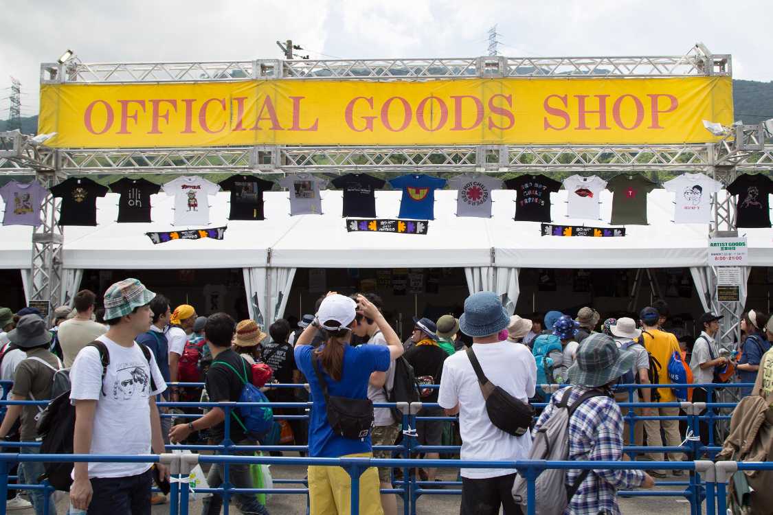 公式アーティストグッズ売り場。例年のグリーンステージ横から移転してきました。場外に移転してきたということは、入場券がなくても買えるということです。