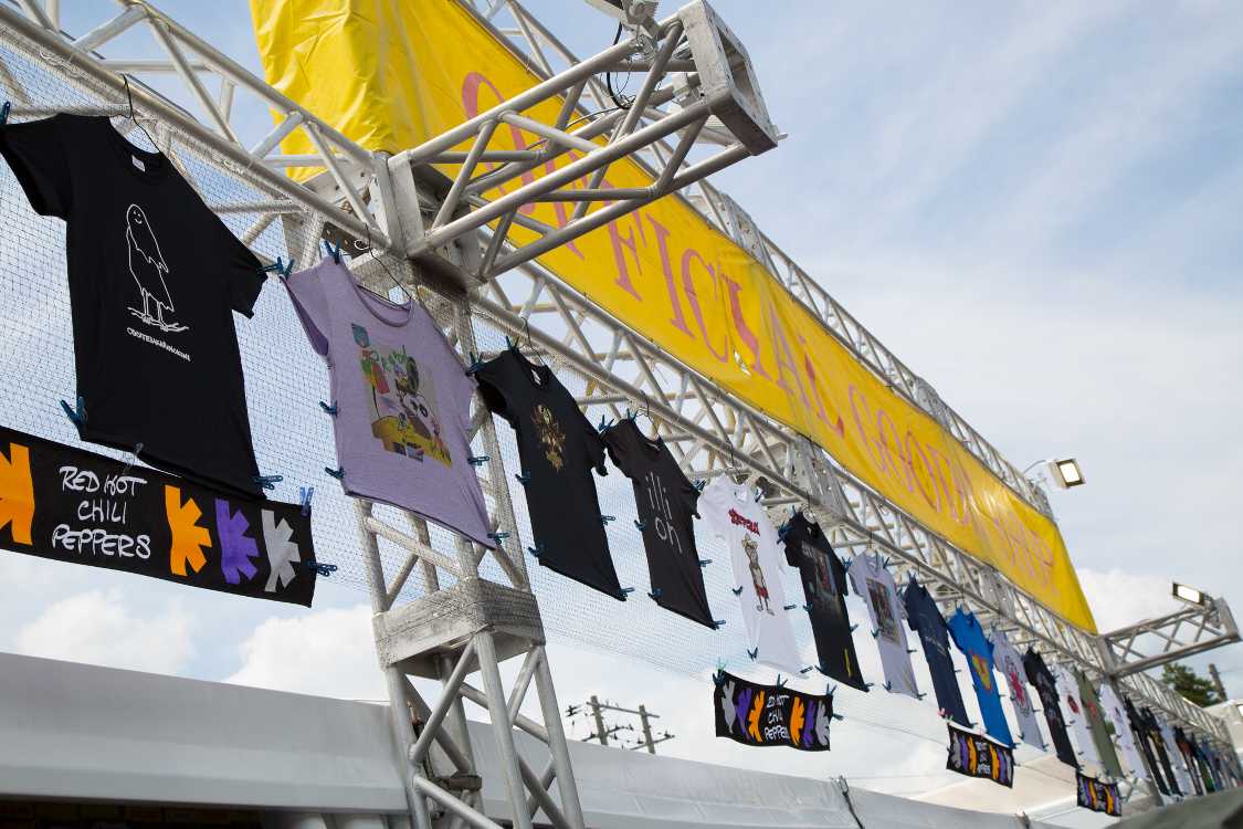 Tシャツ等の実物を展示。雨でもそのまま晒されています。