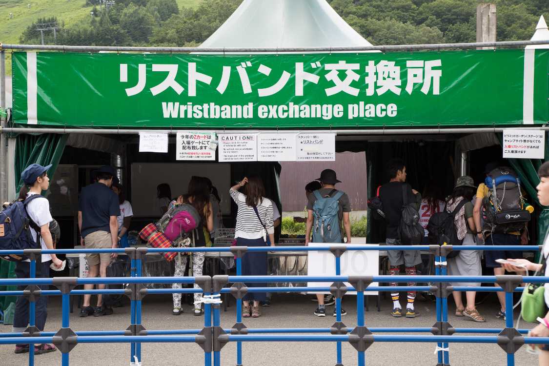 リストバンド交換所。今年はリストバンドの事前配布があったので長い行列はあまりできませんでした。