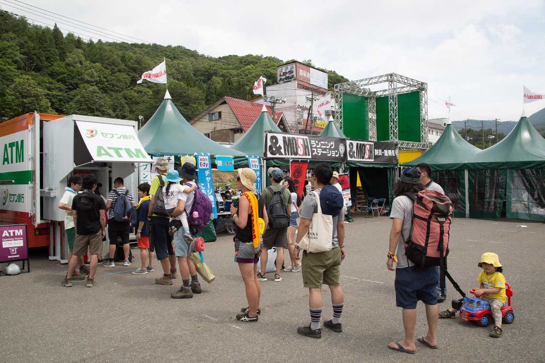 ATMの行列。これまでATMがなかったために、かなりの大金を現金で持ち歩かなければならなかったことを考えると、現実的な対応です。