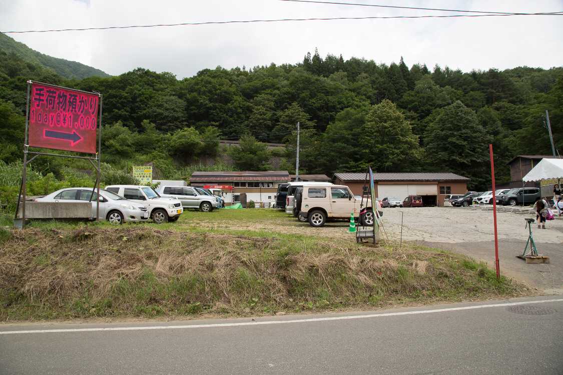 場外の手荷物預かり所。ヤマト運輸も金曜から日曜まで手荷物預かりをしています。