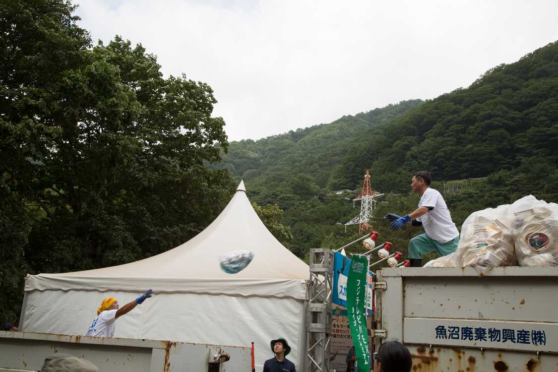 インフォメーション付近でのごみの受け渡し。