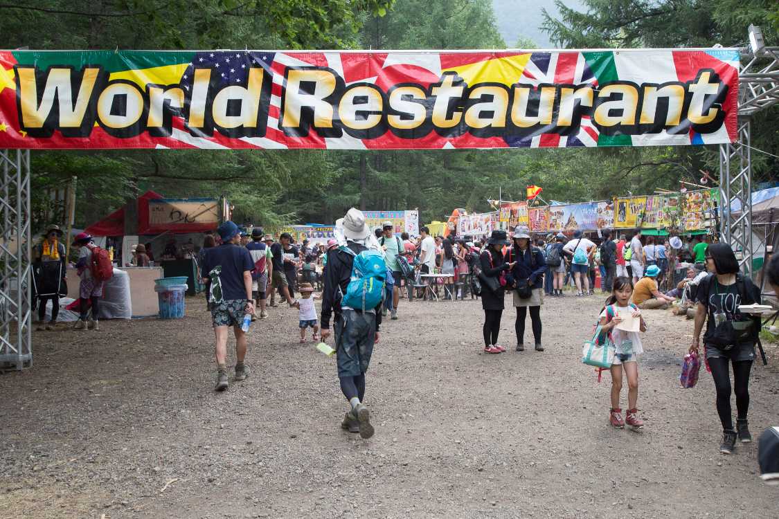 ワールドレストラン入り口。10年以上使われている横断幕です。