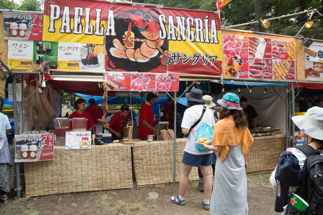 スペイン料理のパエリャ&サングリア。