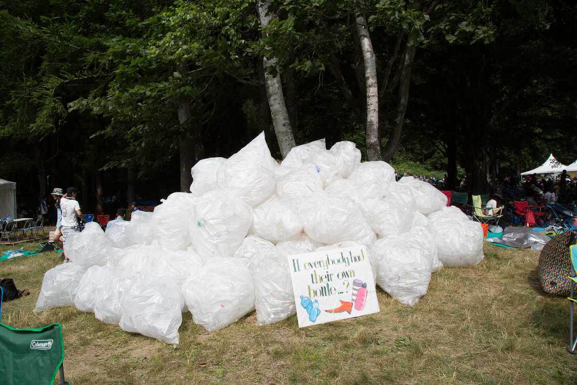 ペットボトルの山。土曜の午後3時。