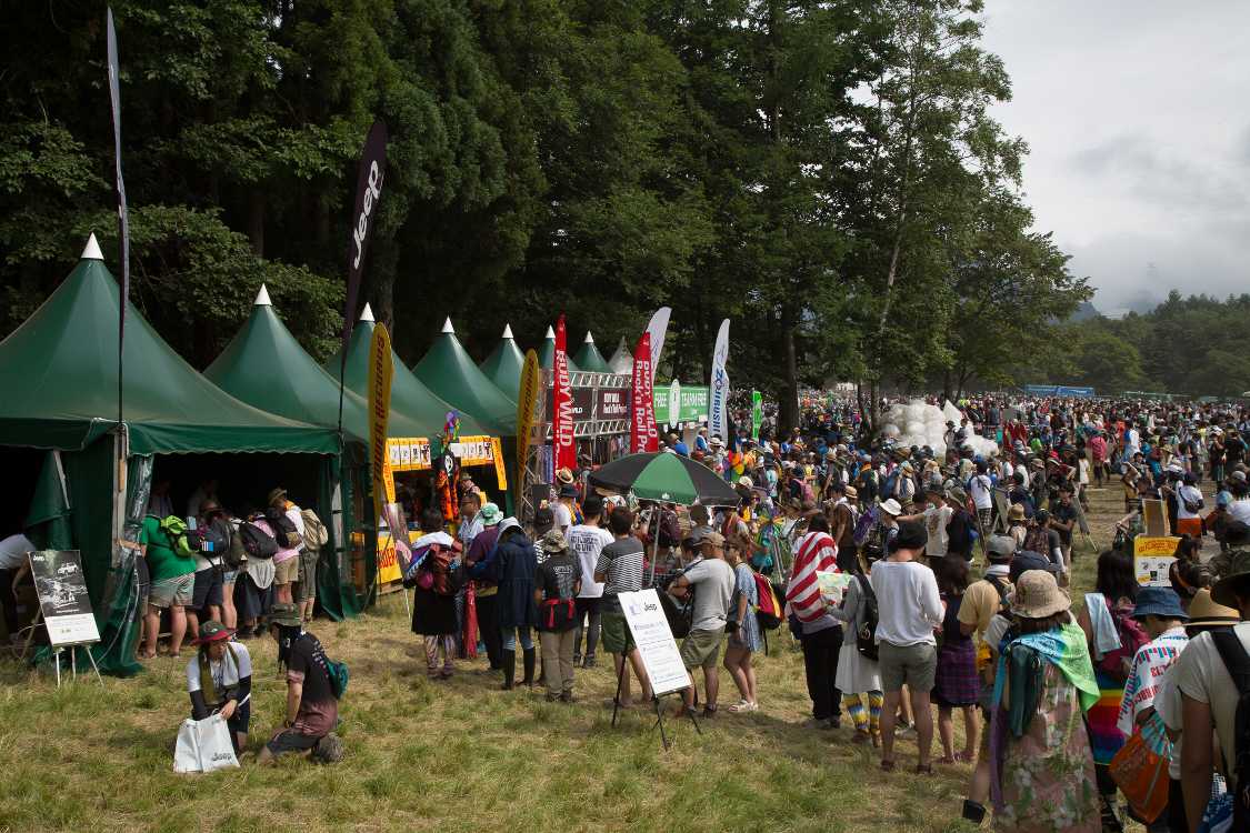 ジープの行列。