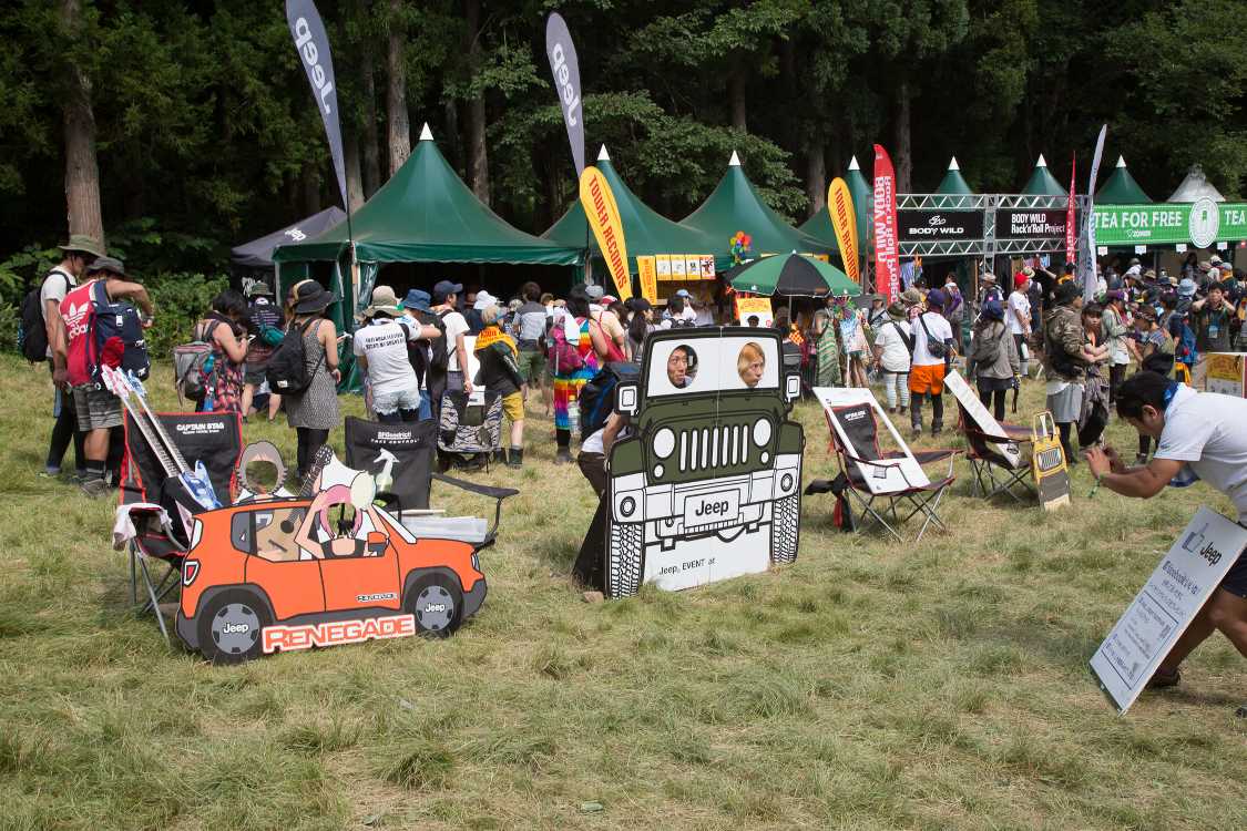 撮影用の穴あきジープがたくさんありました。