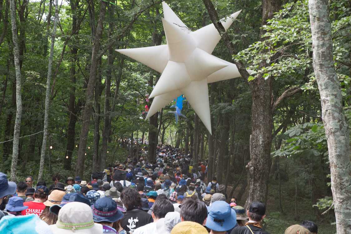 グリーンステージからキッズランドを通過しところ天国、ホワイトステージ方面へ。