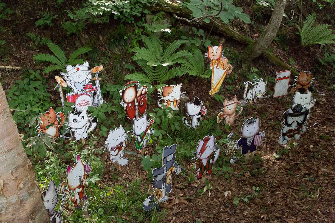 デヴィッド・ボウイとプリンスとモーターヘッドのレミー・キルミスターがいます。