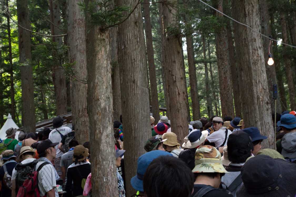 行列から見える木道亭の屋根。